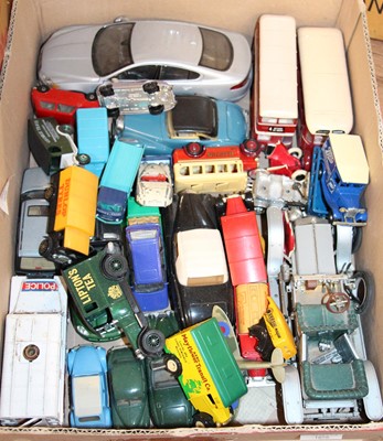 Lot 1656 - A tray of mixed scale diecast vehicles to...