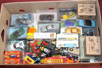 Lot 1667 - A tray of mixed diecast vehicles, to include...