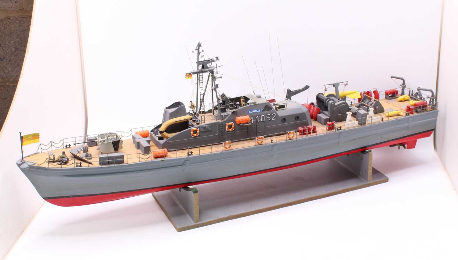 Lot 96 - Robbe 1/40th scale kit built model of a M1062...
