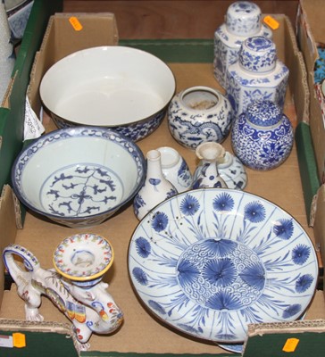 Lot 87 - A collection of ceramics to include a Chinese...