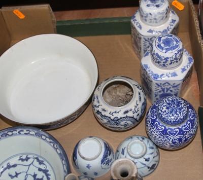 Lot 87 - A collection of ceramics to include a Chinese...