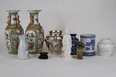 Lot 88 - A collection of Asian items to include a pair...