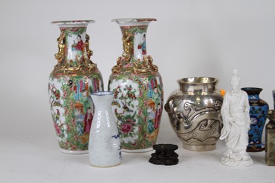 Lot 88 - A collection of Asian items to include a pair...