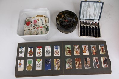 Lot 91 - Miscellaneous items to include cigarette cards...