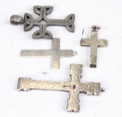 Lot 316 - A collection of three modern silver crucifix...