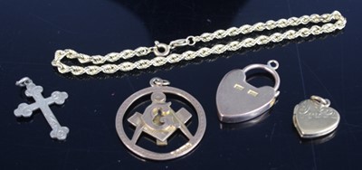 Lot 356 - Assorted 9ct gold, to include Masonic pendant,...