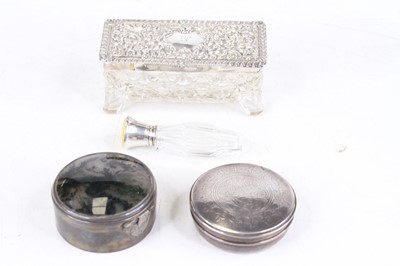 Lot 320 - A George V scent bottle, having a facet cut...