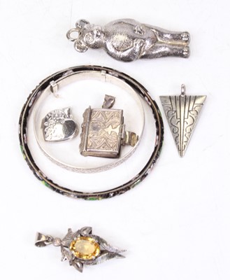 Lot 330 - A small collection of miscellaneous items, to...