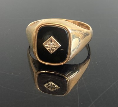 Lot 371 - A gent's 9ct gold, black onyx and diamond...