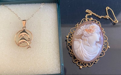 Lot 383 - A carved shell cameo brooch in 9ct gold mount,...