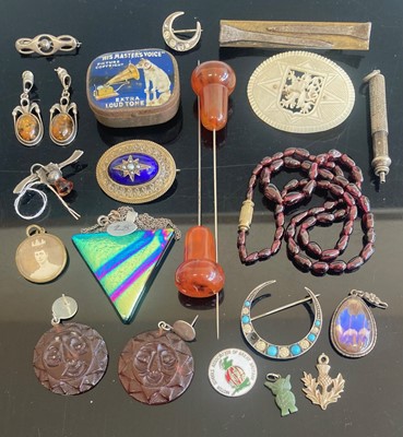 Lot 409 - Assorted costume jewellery to include...