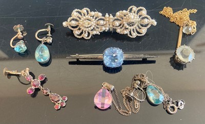 Lot 412 - Victorian and later costume jewellery to...