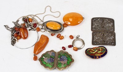 Lot 442 - A small collection of miscellaneous items to...