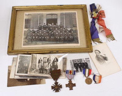 Lot 446 - A small collection of militaria to include a...