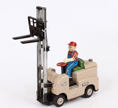 Lot 489 - A mid 20th century tin plate forklift truck