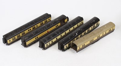 Lot 491 - A small quantity of 00 gauge rolling stock to...