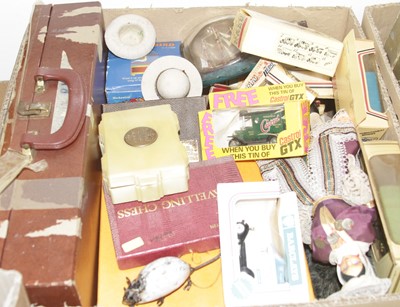 Lot 614 - A box of miscellaneous items to include modern...