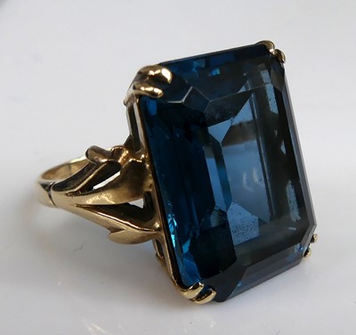 Lot 2609 - A yellow metal synthetic spinel dress ring,...