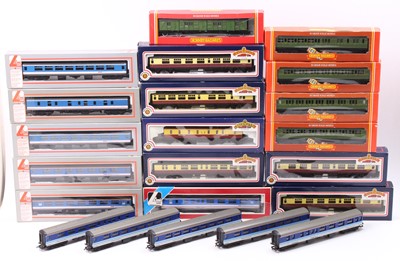 Lot 669 - Twenty-two 00-gauge coaches, all but 5 boxed:...