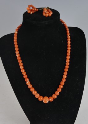 Lot 2655 - A beaded and graduated coral necklace, having...