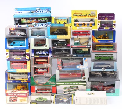 Lot 1013 - 2 trays of mixed modern issue diecasts, with...