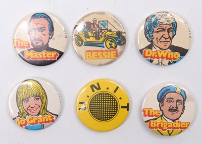 Lot 1729 - A collection of six 1970s Doctor Who pin...