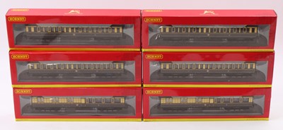 Lot 606 - A rake of six Hornby coaches: GWR Clerestory,...