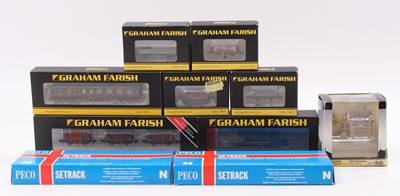 Lot 624 - N-gauge items by Graham Farish/Bachmann:...