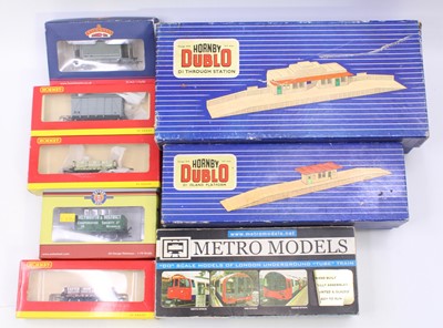 Lot 625 - A mixed lot, all 00-gauge: Metro Models...