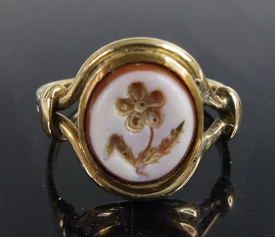 Lot 2772 - A yellow metal sardonyx dress ring - the 10.2...