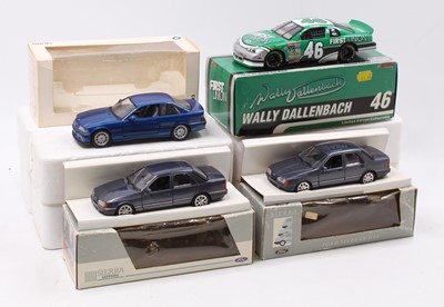 Lot 910 - A collection of 4 mixed scale boxed modern...