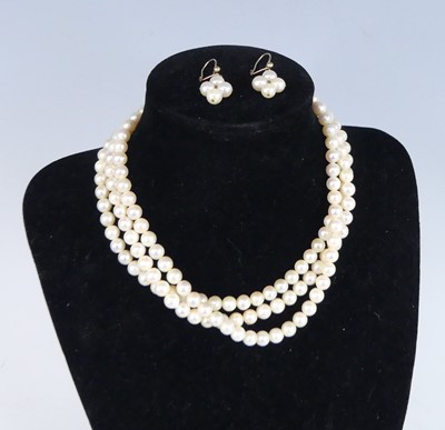 Lot 2778 - A cultured pearl triple string choker, the...