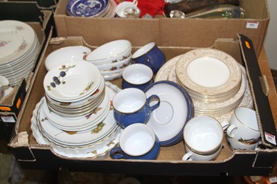 Lot 605 - A box of mixed table wares to include Royal...