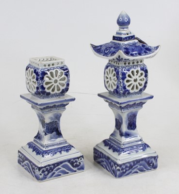 Lot 124 - A pair of oriental style blue & white...