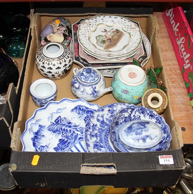 Lot 154 - A collection of oriental ceramics to include...