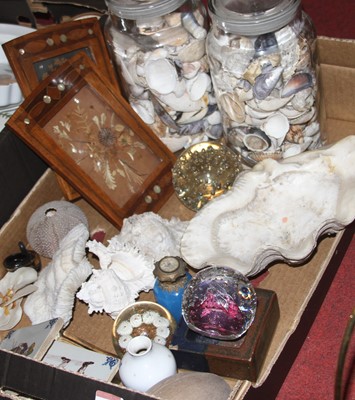 Lot 662 - A box of miscellaneous items, to include a...