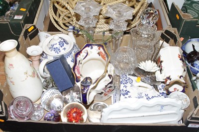 Lot 670 - A box of miscellaneous china and glassware, to...