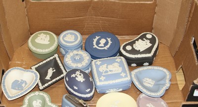 Lot 675 - A box of Wedgwood Jasperware, to include a...