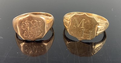 Lot 374 - A 9ct gold gent's signet ring, size S,...