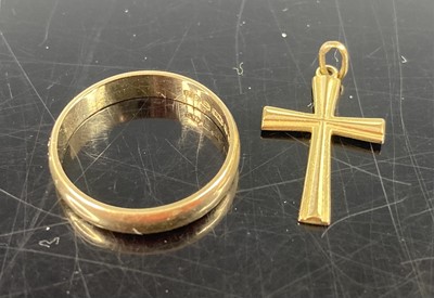 Lot 377 - A 9ct gold wedding band, together with a 9ct...