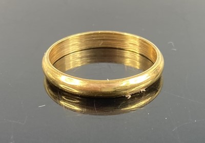 Lot 381 - A gilt metal wedding band, size O