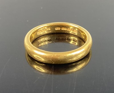 Lot 389 - A 22ct gold court shaped wedding band, 4.3g,...