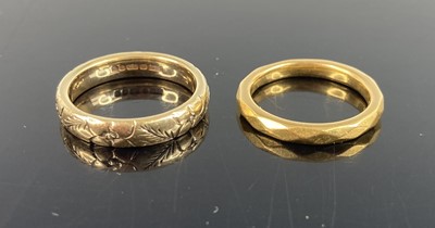 Lot 393 - An 18ct gold wedding band, 4.5g, size J,...