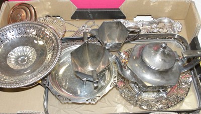 Lot 289 - A box of miscellaneous metalware, to include...