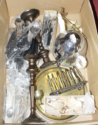 Lot 302 - A box of miscellaneous items, to include a...