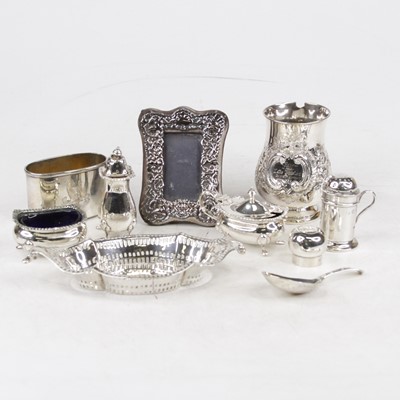 Lot 332 - A George III silver tea caddy spoon in the...