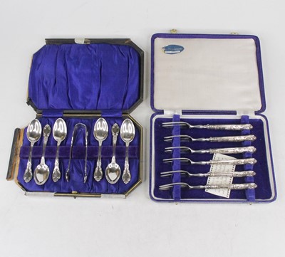 Lot 345 - A set of six pastry forks, each having steel...