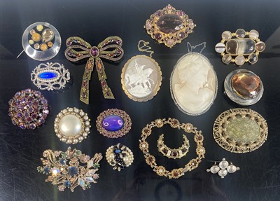 Lot 440 - A collection of various costume jewellery to...