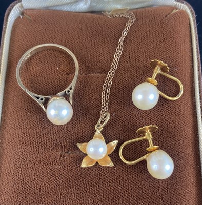 Lot 426 - A pair of 9ct gold and cultured pearl set ear...