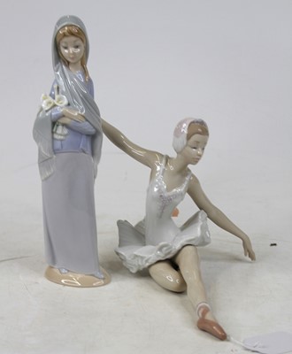 Lot 578 - A Lladro porcelain figure of a ballerina,...